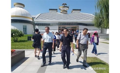 呼和浩特市人大常委会副主任斯钦毕力格视察昭君博物院各馆陈列蒙汉文规范使用情况