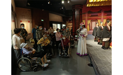 内蒙古军区呼和浩特市第二离职干休所组织离退休老干部参观昭君博物院